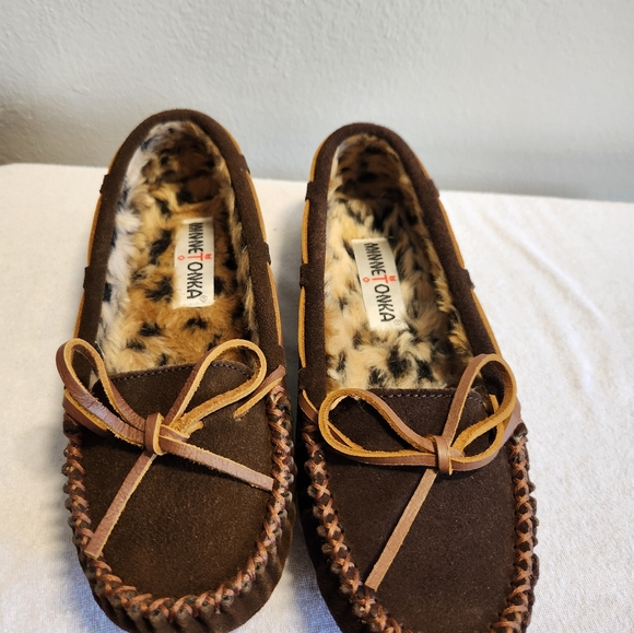 Minnetonka Chocolate/Brown Slippers- Size 6 - Picture 8 of 8